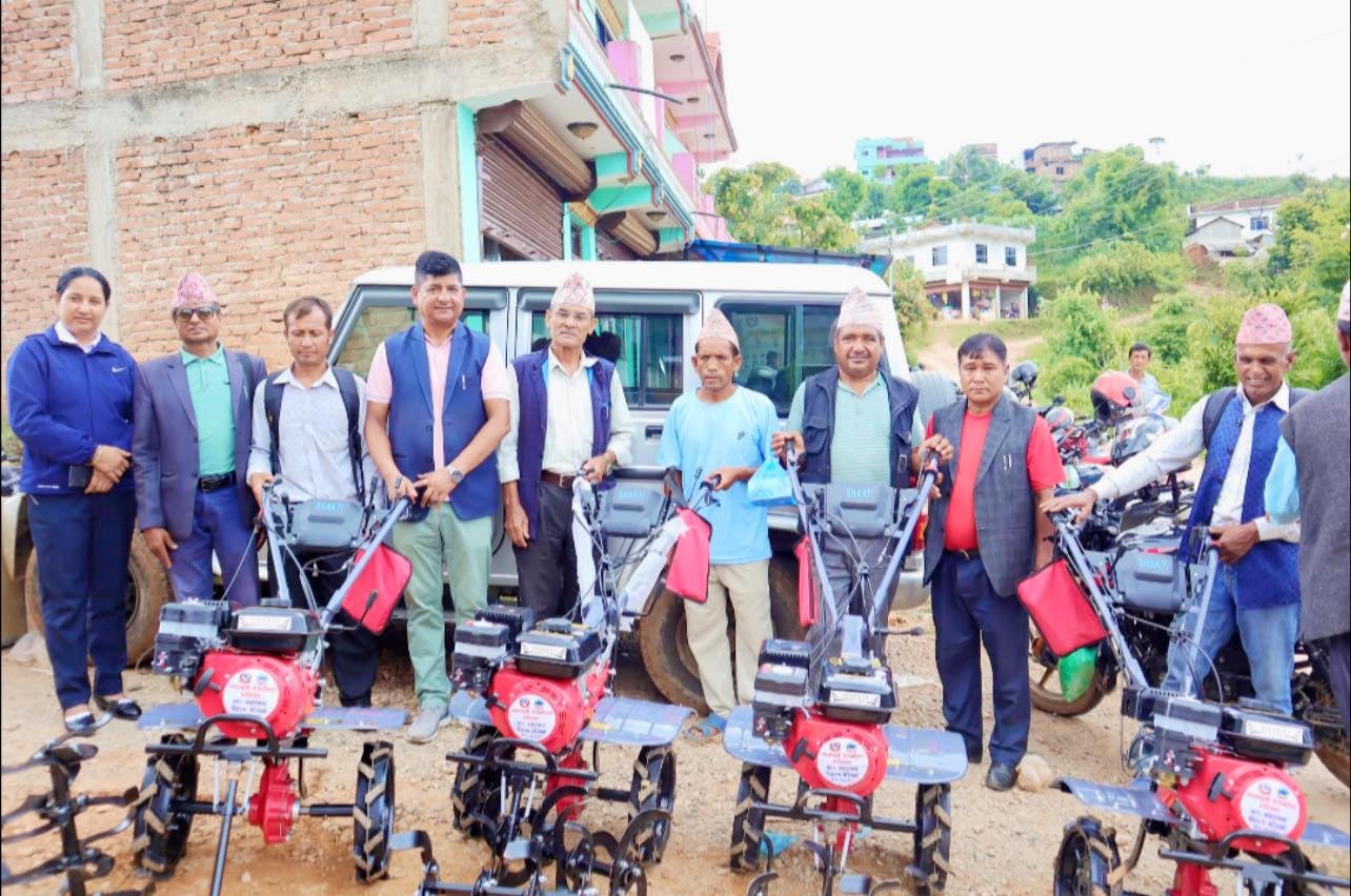 ज्वालामुखी गाउँपालिका किसानहरूलाई अनुदानमा हाते ट्याक्टर