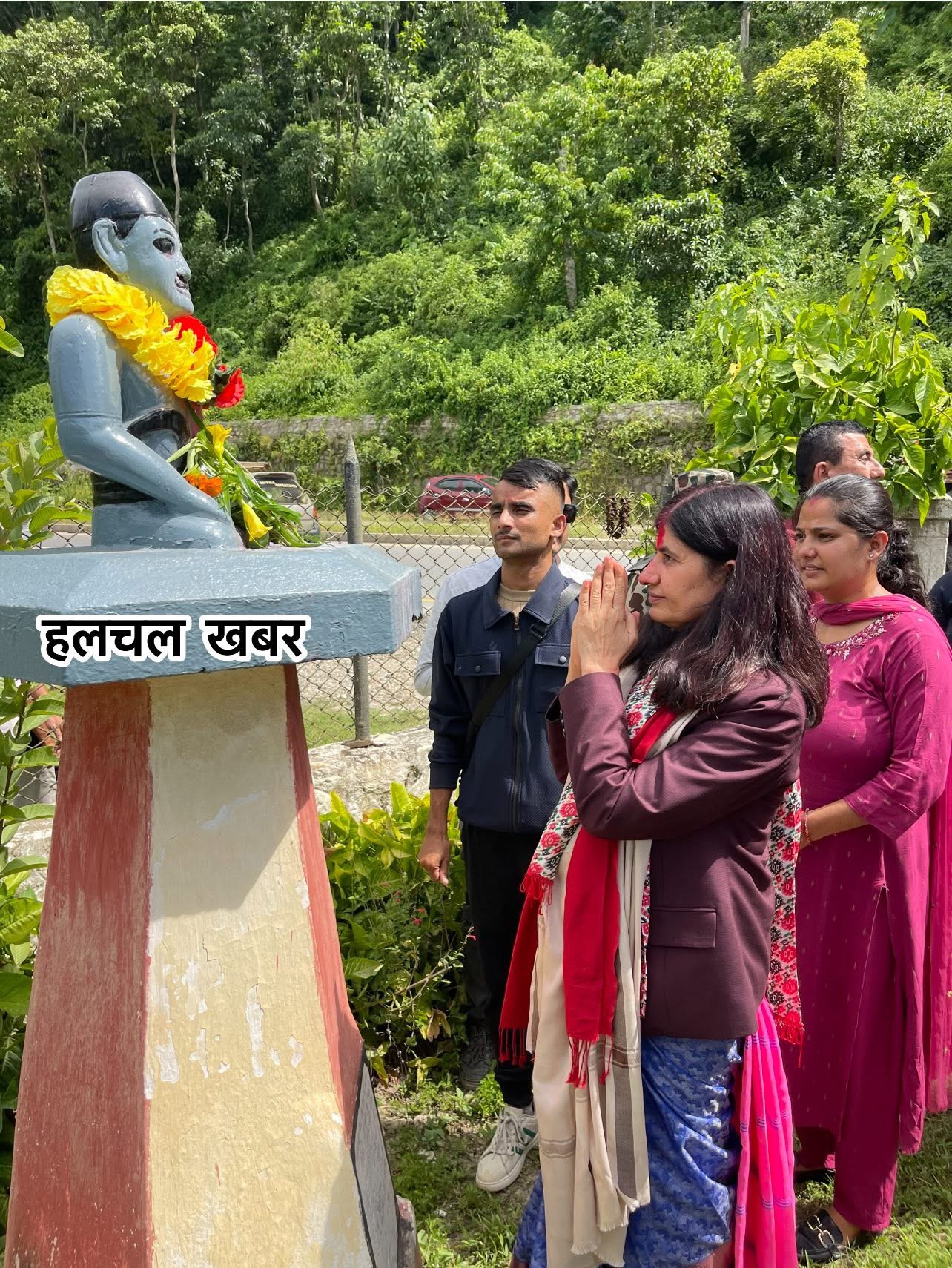 मन्त्री भगवती न्यौपानेद्वारा आदिकवि भानुभक्त र घासीको सालिकमा माल्यार्पण