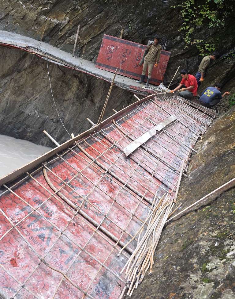 ज्यानको माया मारेर बनाउँदै व्यास जोड्ने पैदल बाटो – फोटो फिचर