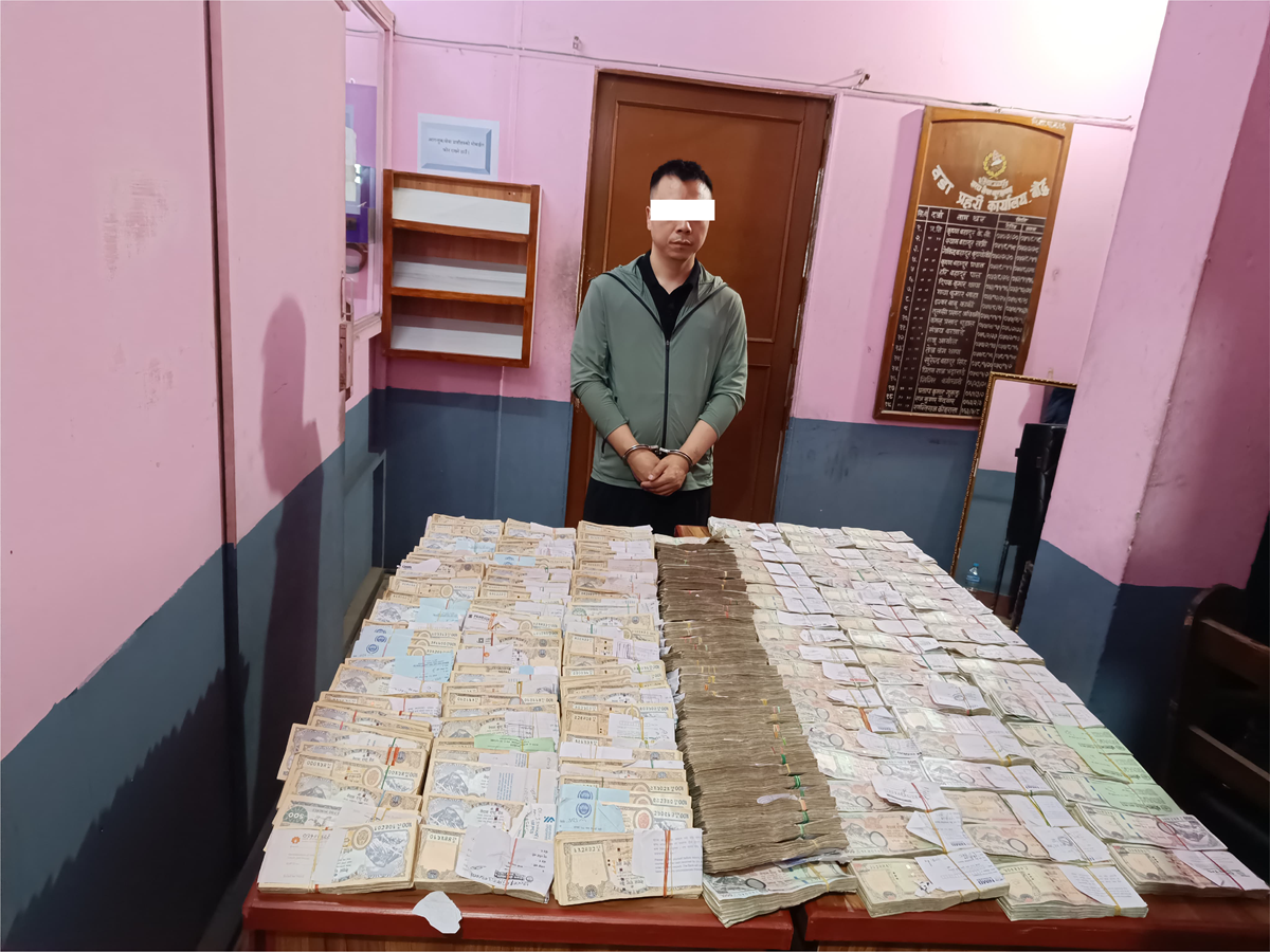 १ करोड ४४ लाख रकमसहित चिनियाँ नागरिक पक्राउ