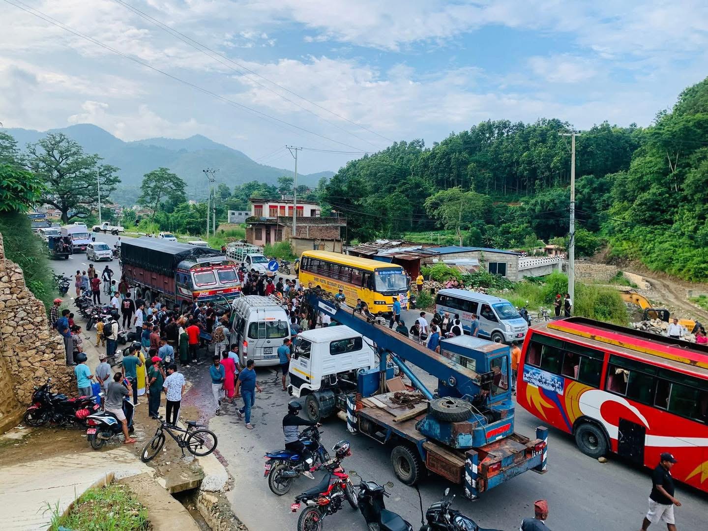 तनहुँमा माइक्रो र बस ठोक्किँदा दुर्घटना, चालक र यात्रु उद्धारमा