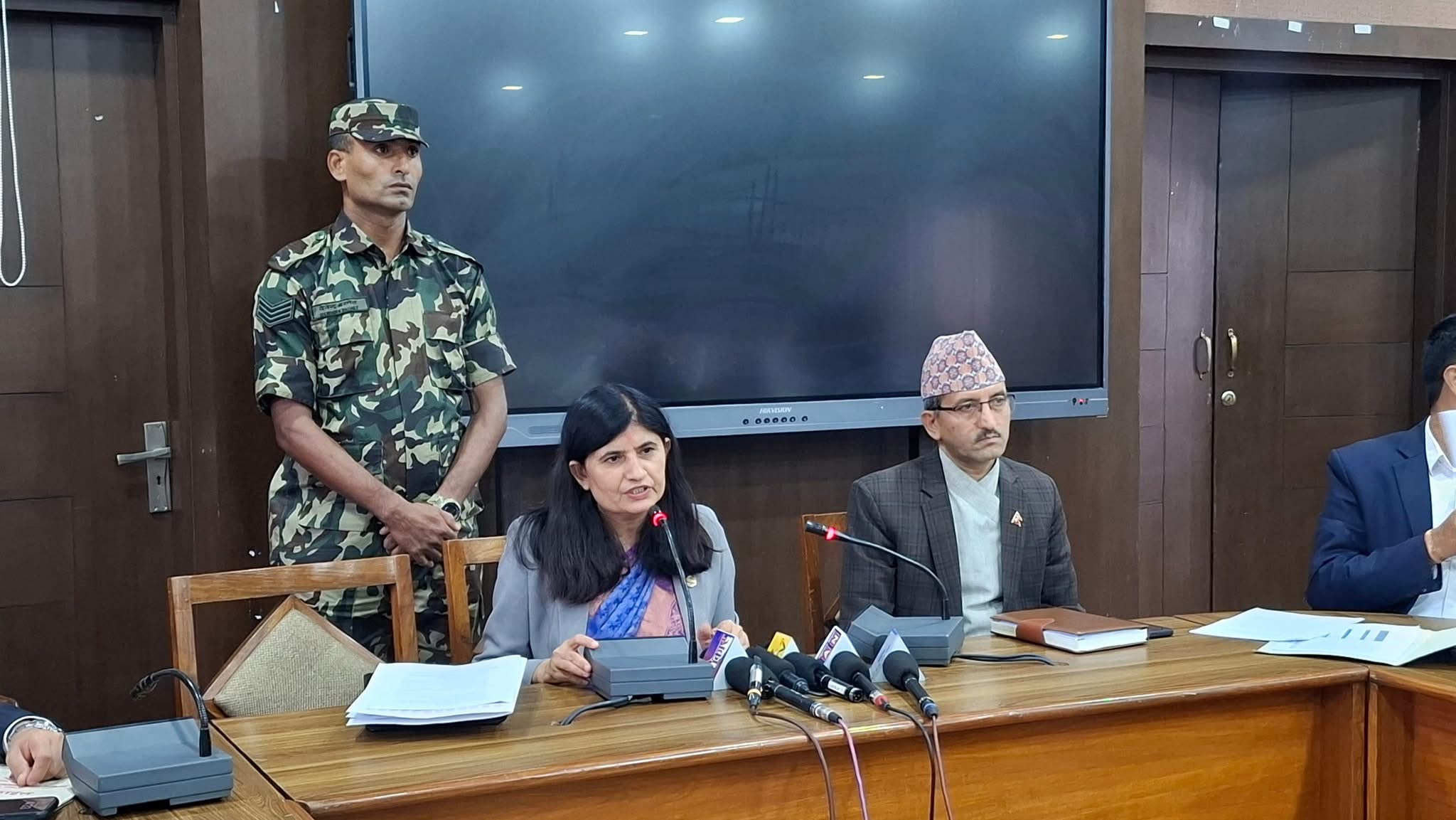 दुर्गममा जान नमान्ने कर्मचारीको नाम सार्वजनिक गर्छौँ : मन्त्री न्यौपाने