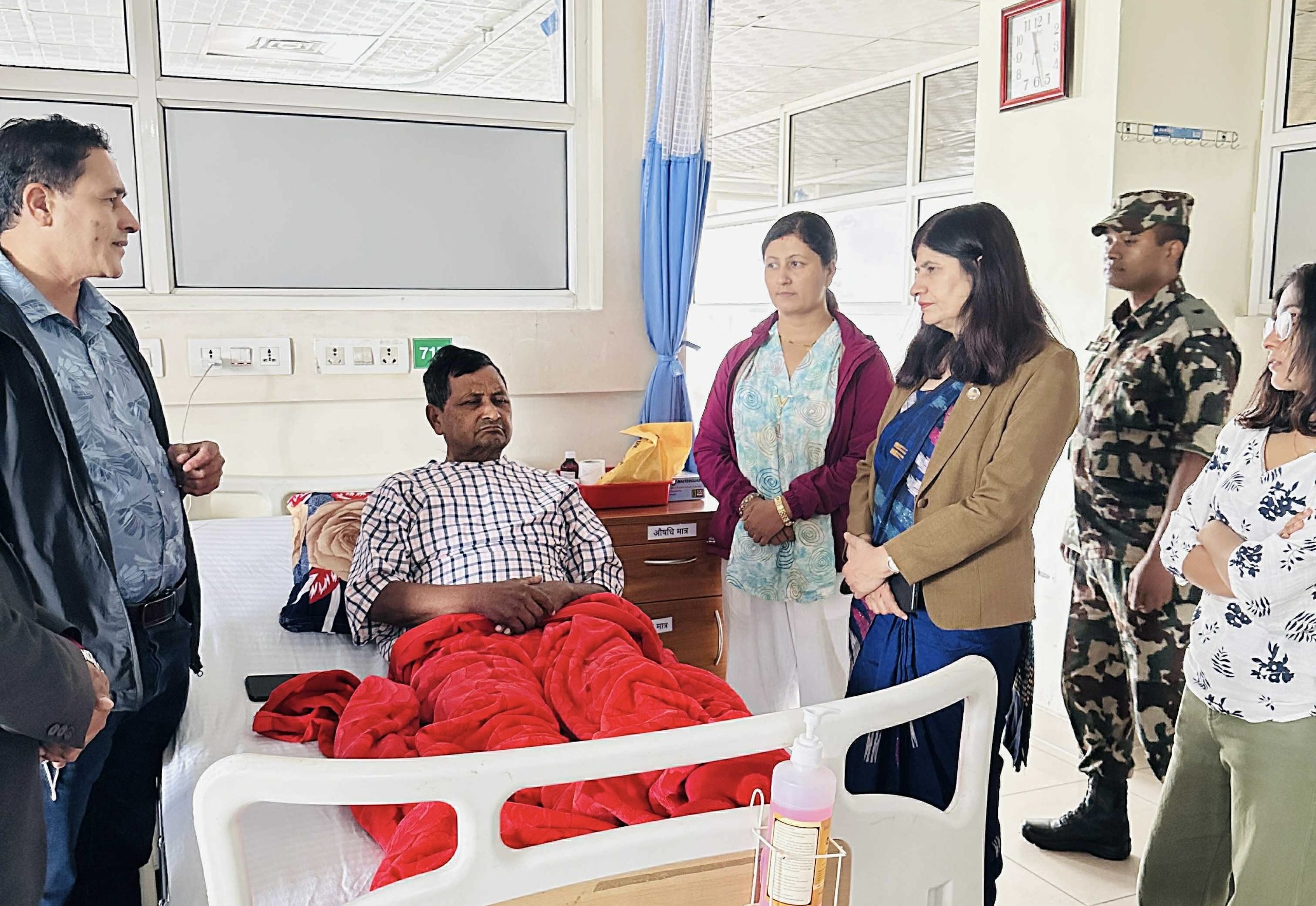 भानुका समाजसेवी क्षेत्री उपचाररत, मन्त्री न्यौपाने अस्पतालमै पुगेर बुझ्नुभयो अवस्था