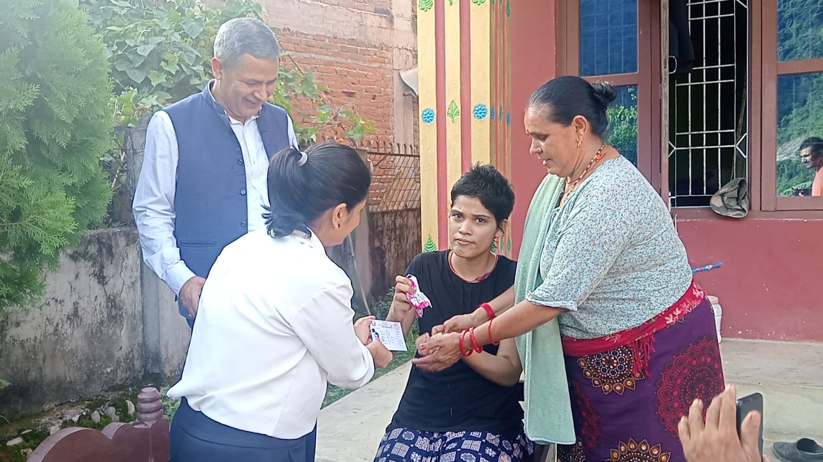अपाङ्गता भएका व्यक्तिको सहजतामा उदाहरणीय पहल : सविना पन्थलाई घरमै नागरिकता