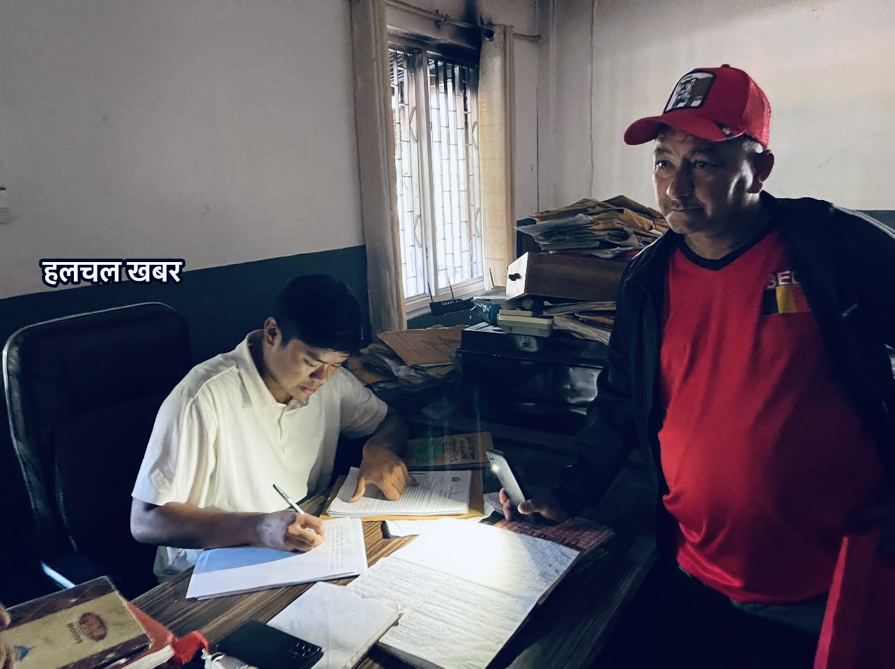 अँध्यारोमा सेवा : मोबाइलको बत्तीमा मुद्दा शाखा सञ्चालन