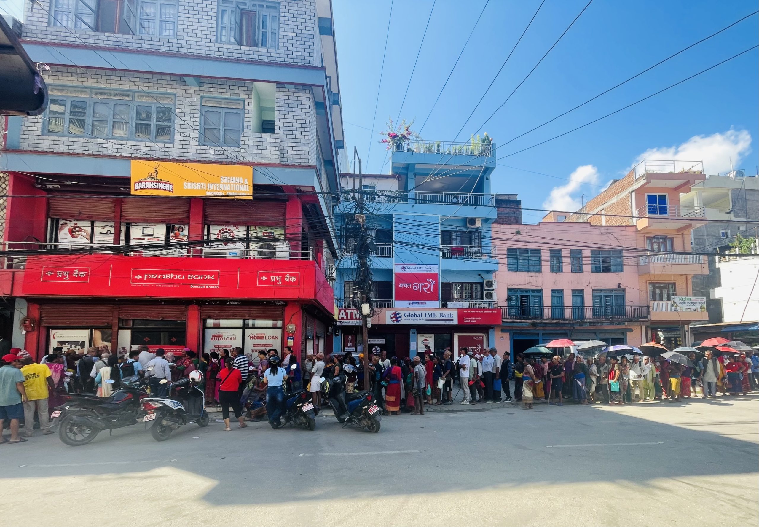 वृद्धभत्ता लिनको लागि बिहानैदेखि वृद्धवृद्धा लाइनमा