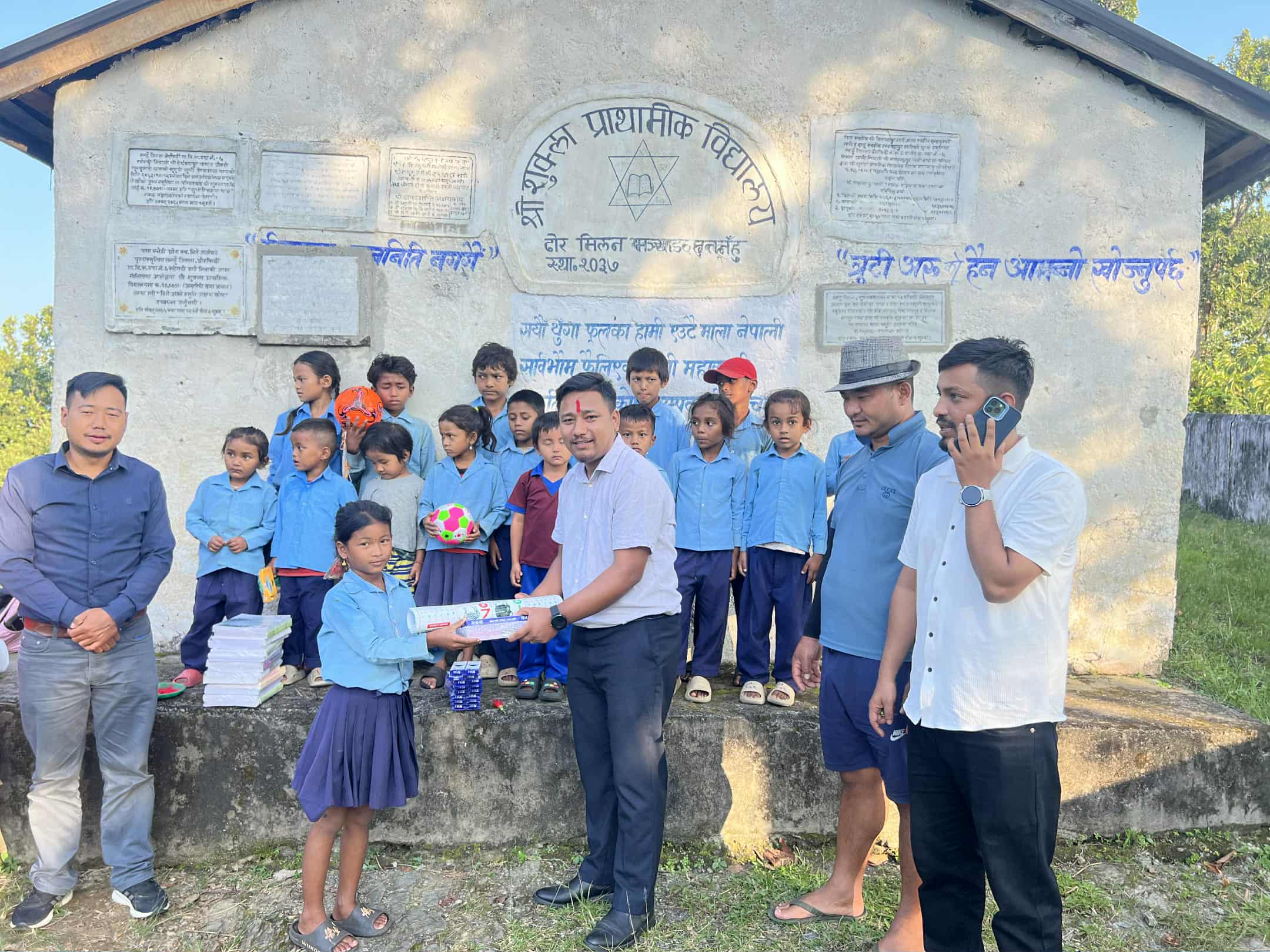 जन्मदिनमा सामाजिक उदाहरण — भीष्म श्रेष्ठद्वारा विद्यार्थीलाई खेलकुद तथा शैक्षिक सामग्री हस्तान्तरण