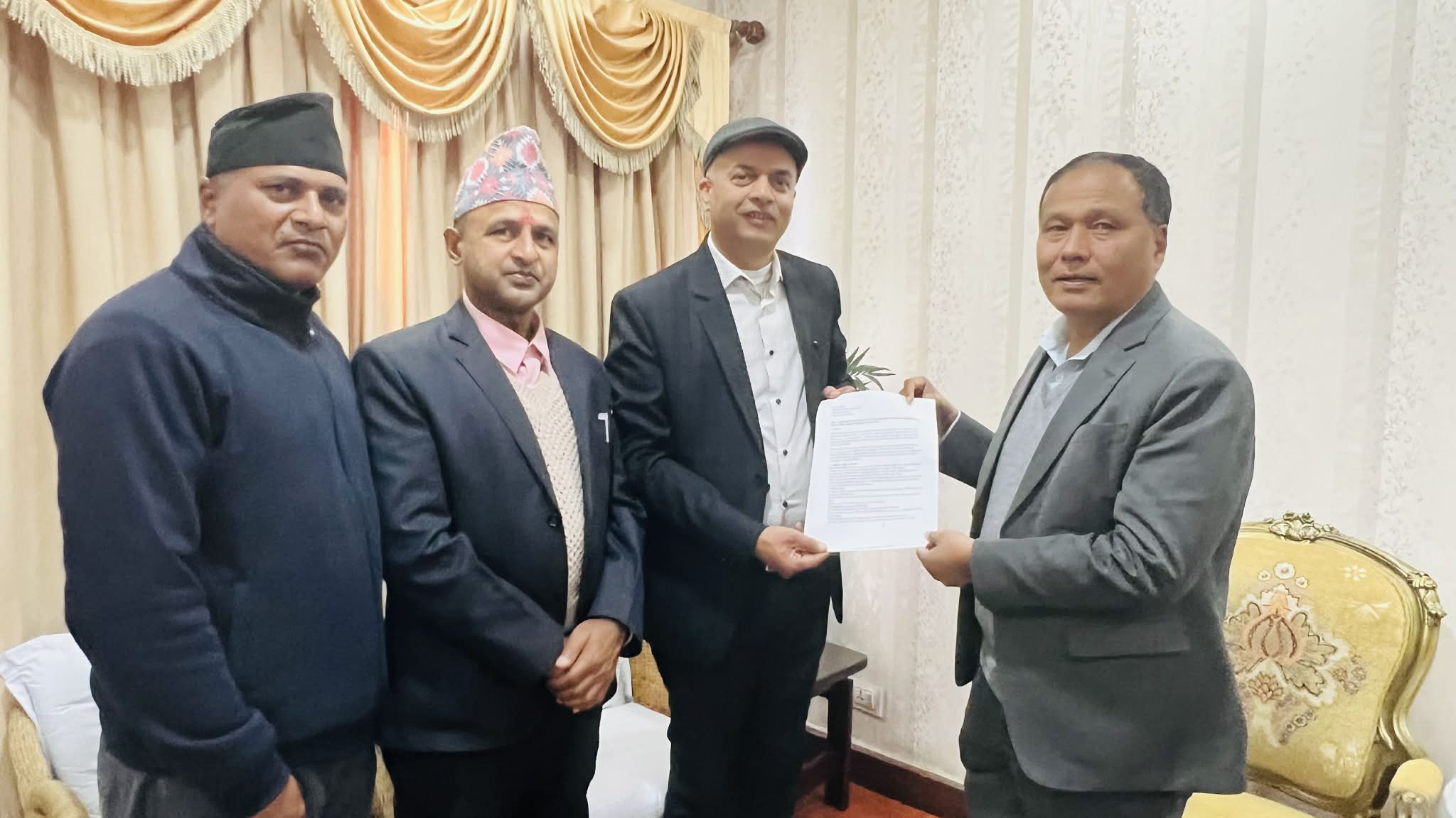 तनहुँका ऋषिङ्ग–घिरिङ्गका टारमा औद्योगिक क्षेत्र विकास गर्न इन्जिनियर न्यौपानेद्वारा मन्त्री घिसिङलाई ज्ञापनपत्र