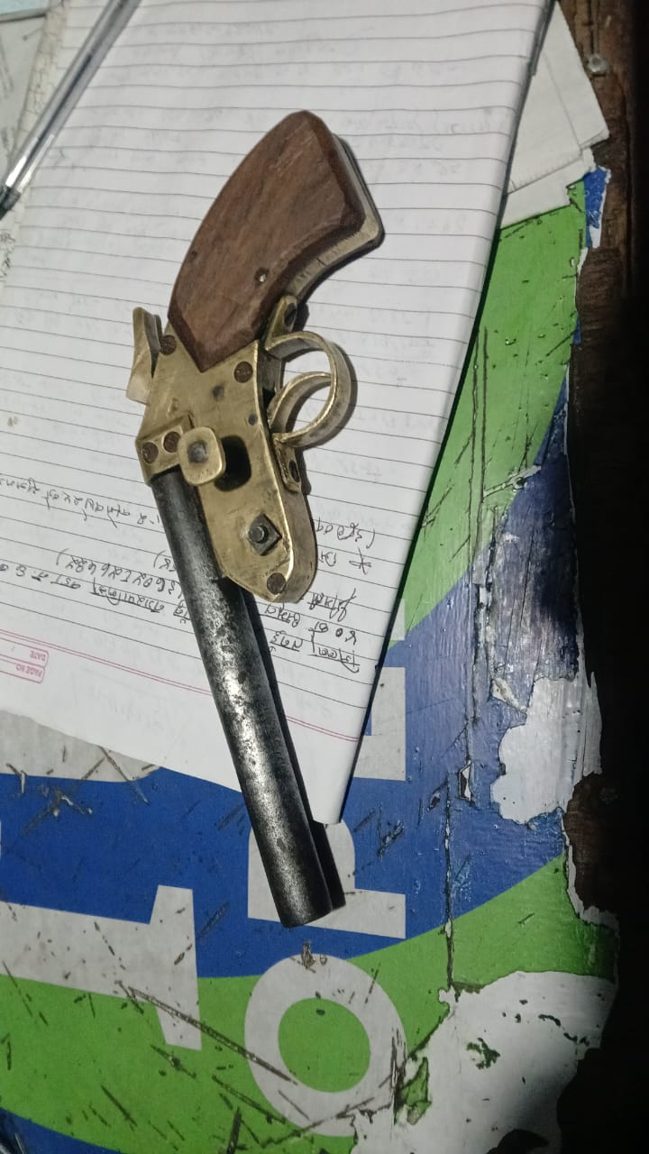 हतियारसहित एक युवक पक्राउ