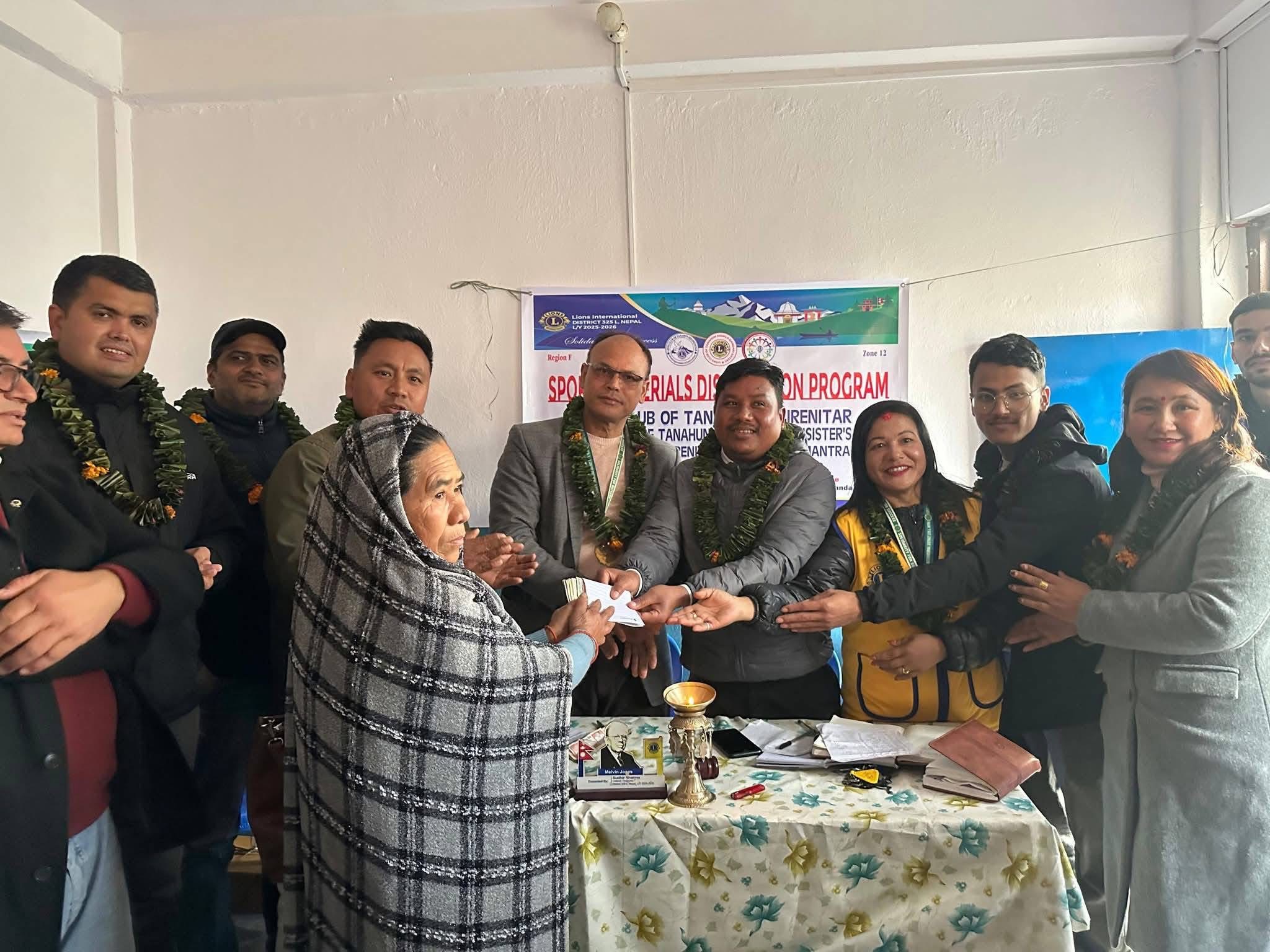 लायन्सद्वारा क्यान्सर पीडितलाई आर्थिक सहयोग