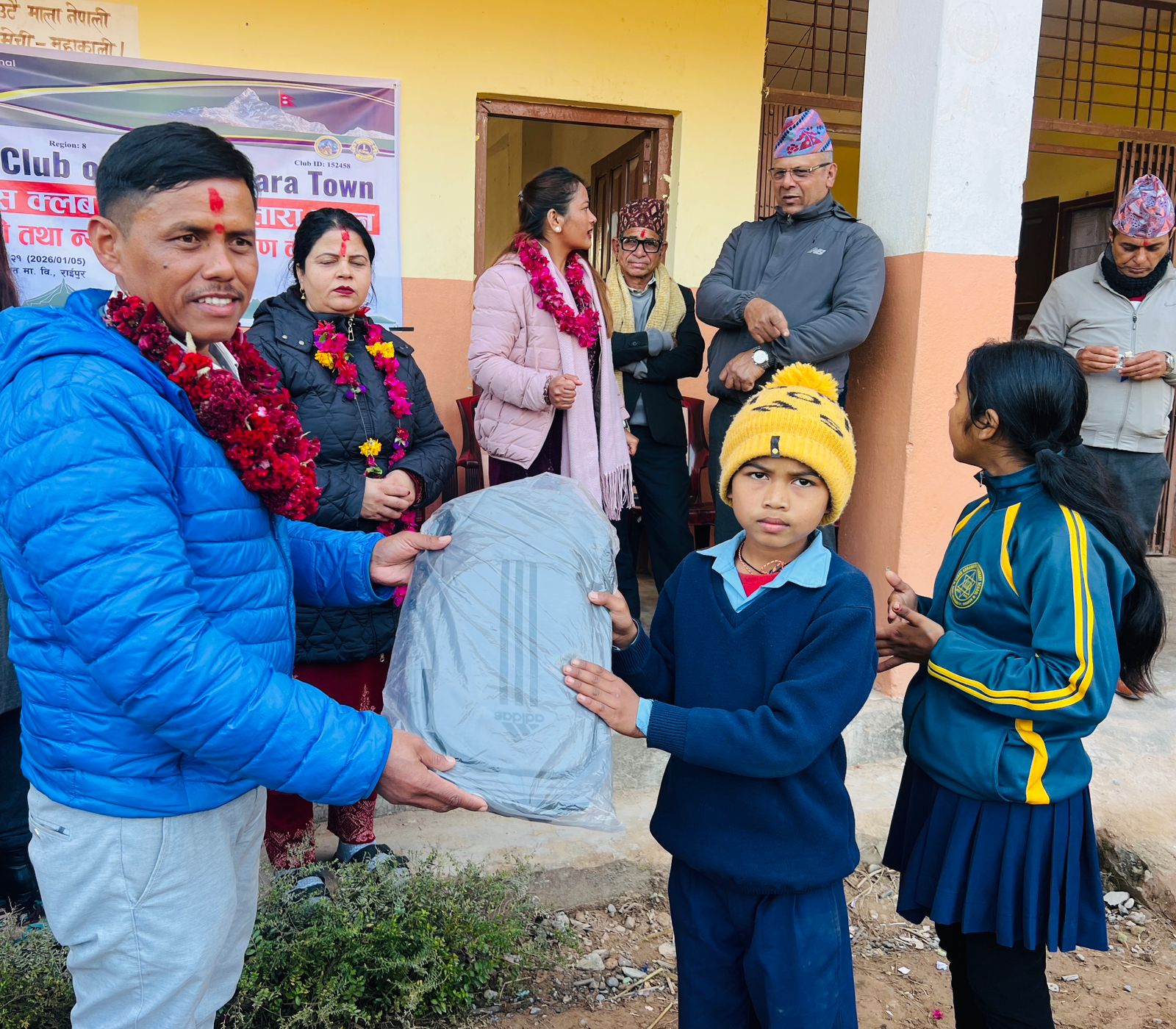 लायन्स क्लब बेलचौताराद्वारा ६१ विद्यार्थीलाई न्यानो कपडा तथा शैक्षिक सामग्री वितरण