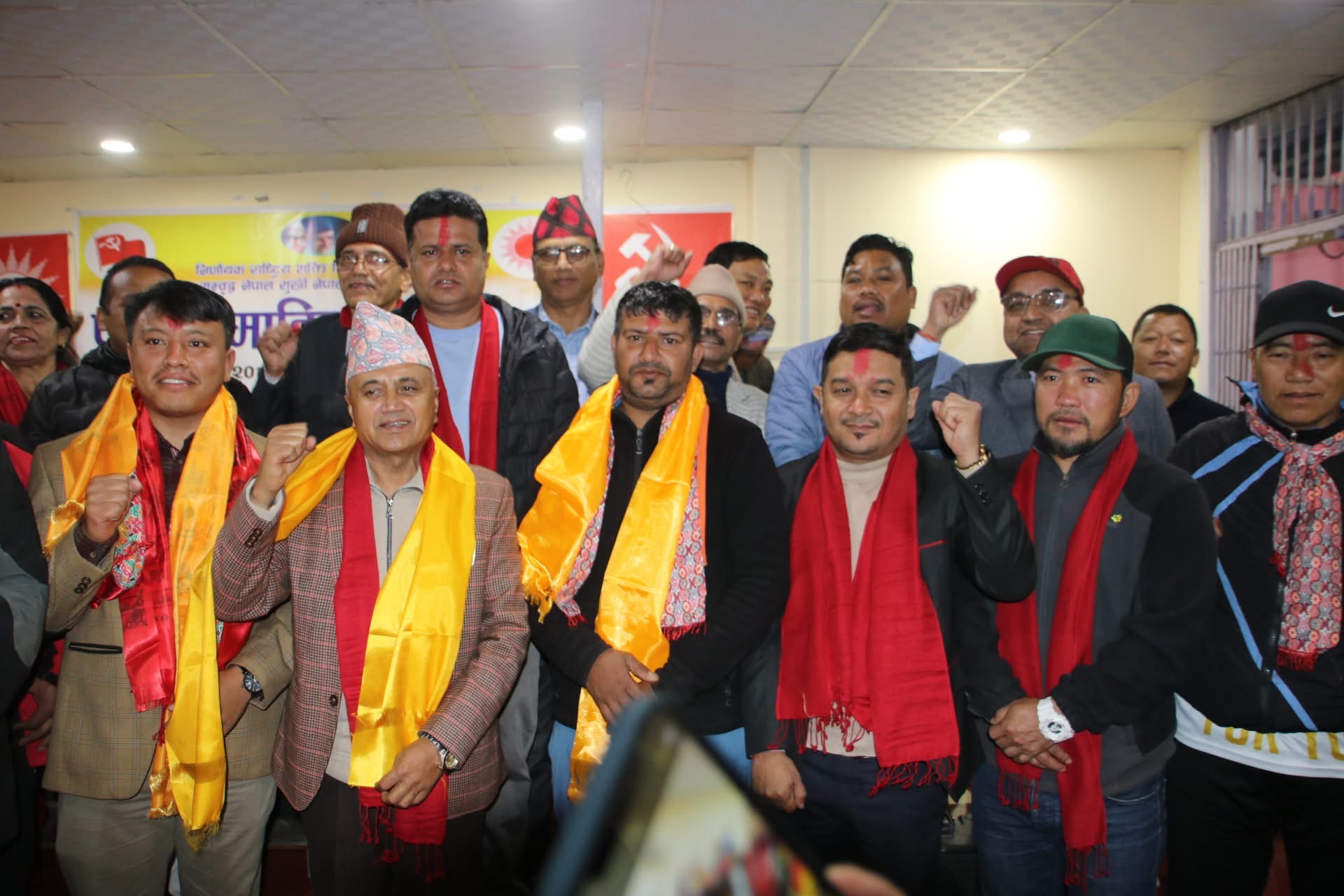 मनराज गुरुङको नेतृत्वमा माओवादी केन्द्रका नेताहरू एमालेमा समाहित