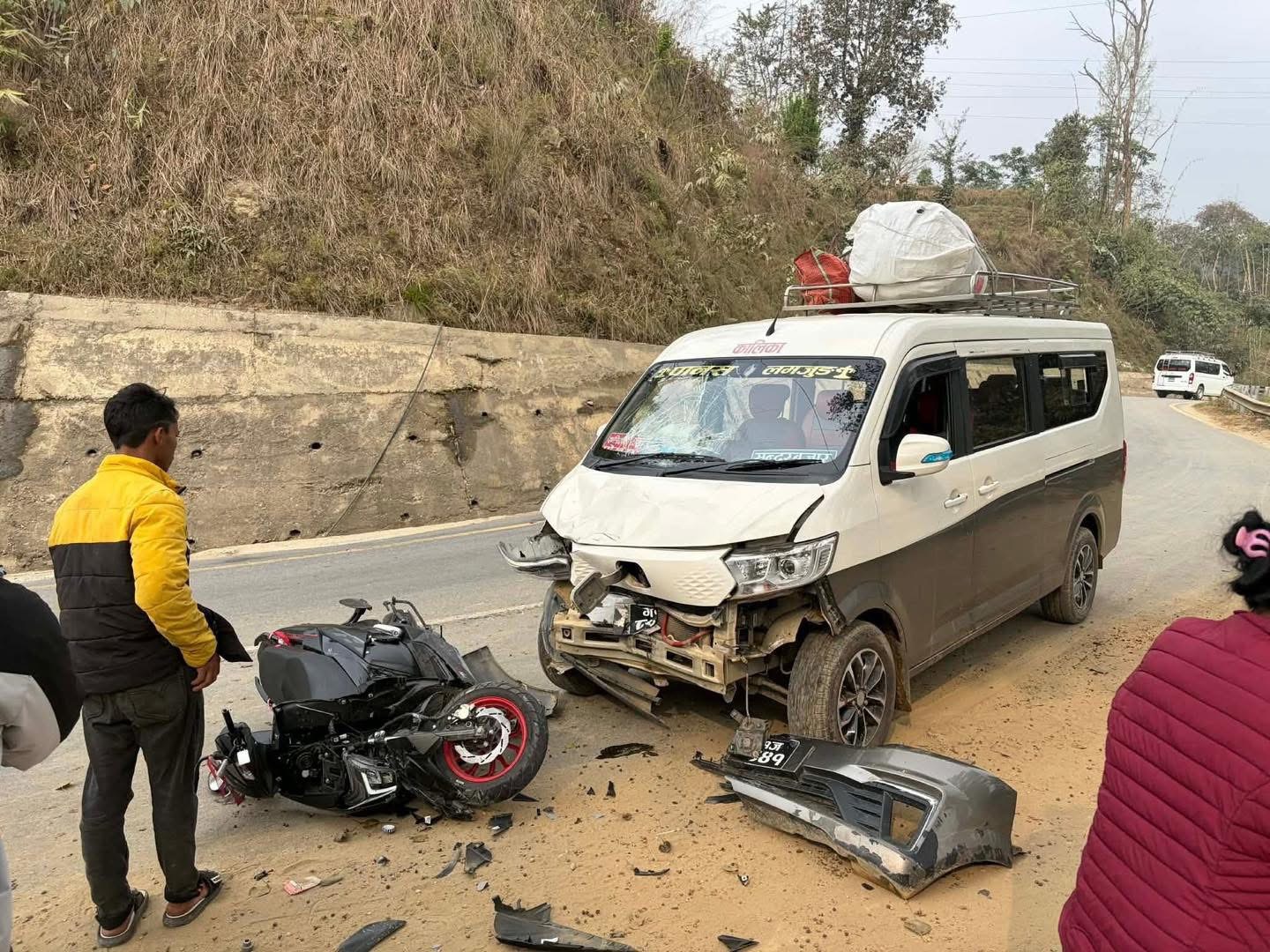 तनहुँमा माइक्रो र स्कुटर ठोक्किँदा दुर्घटना