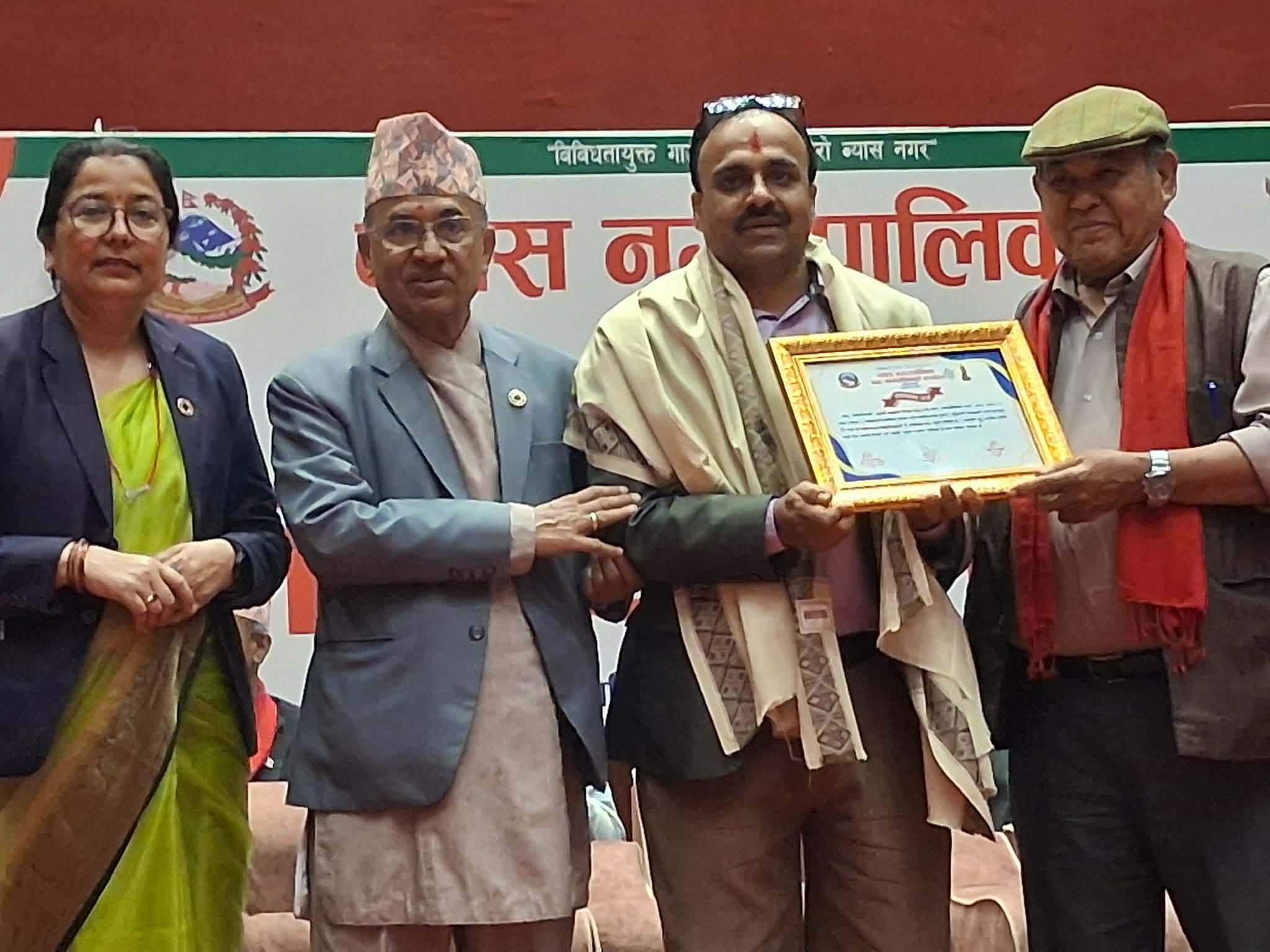 व्यास नगरपालिकाबाट पत्रकार शंकरराज नहर्की सम्मानित