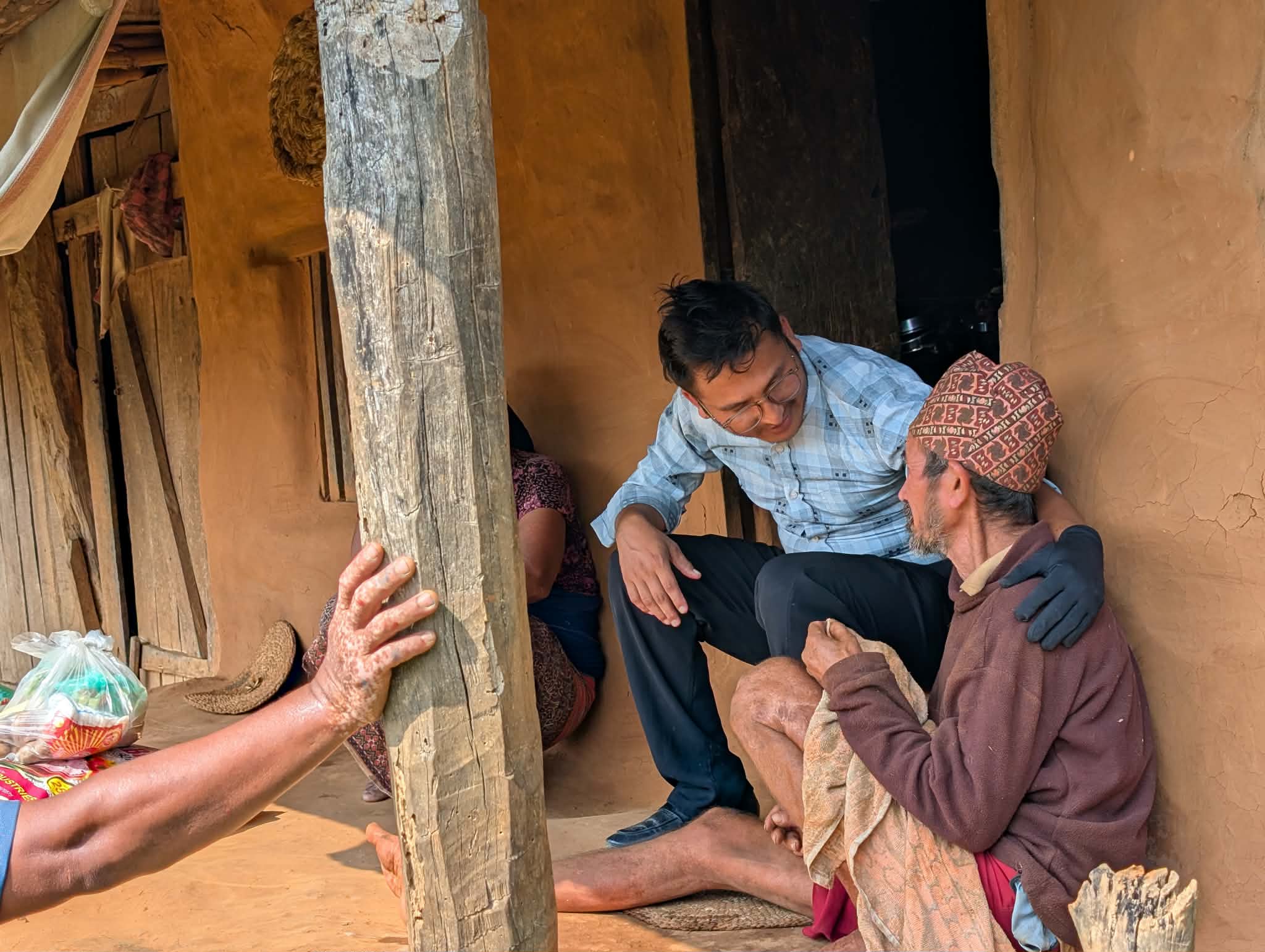 दशैंमा सामाजिक अभियन्ता सुदीप गफारको सहयोग, तनहुँका ५ परिवारलाई खाद्यान्न र न्यानो कम्बल वितरण